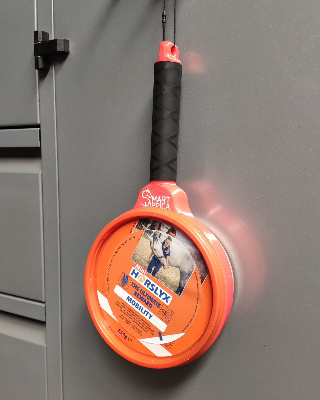 SmartHitch Lick - wygodny uchwyt do lizawki Horslyx Mini 650g - obrazek 11