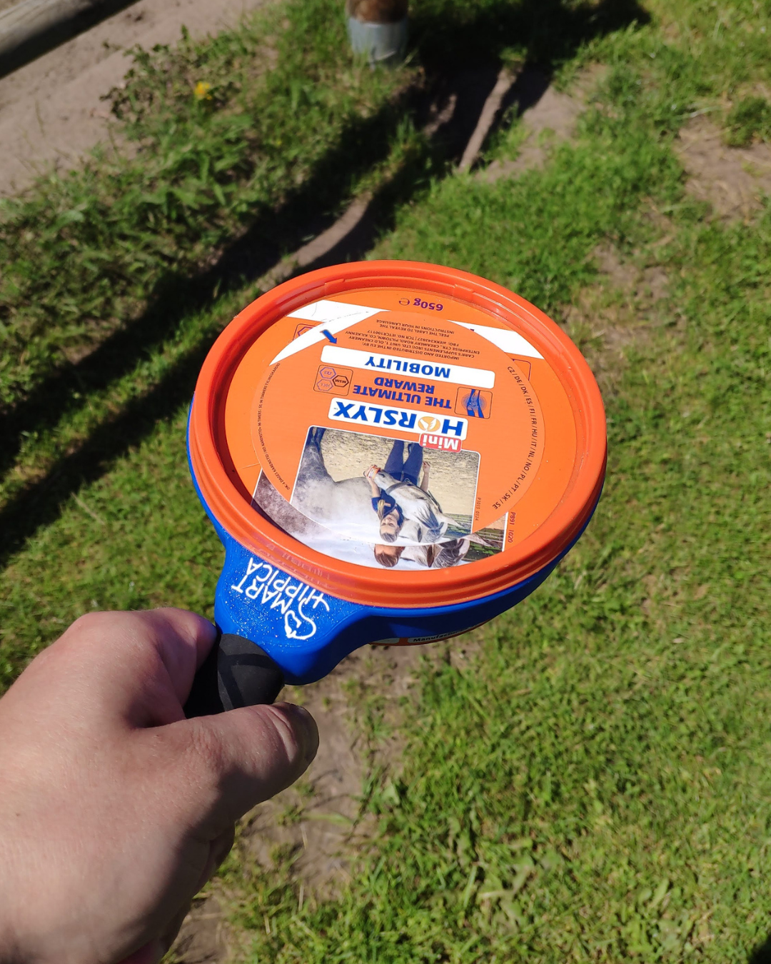 SmartHitch Lick - wygodny uchwyt do lizawki Horslyx Mini 650g - obrazek 2